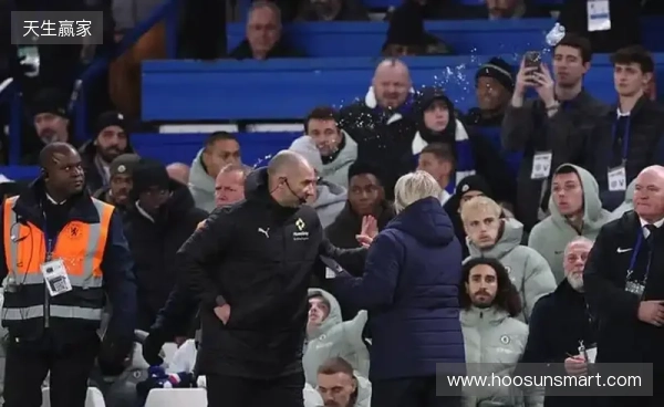 英足总官方:切尔西因球迷向场内投掷水瓶被罚款15万英镑 英足总官方:切尔西因球迷向场内投掷水瓶被罚款15万英镑