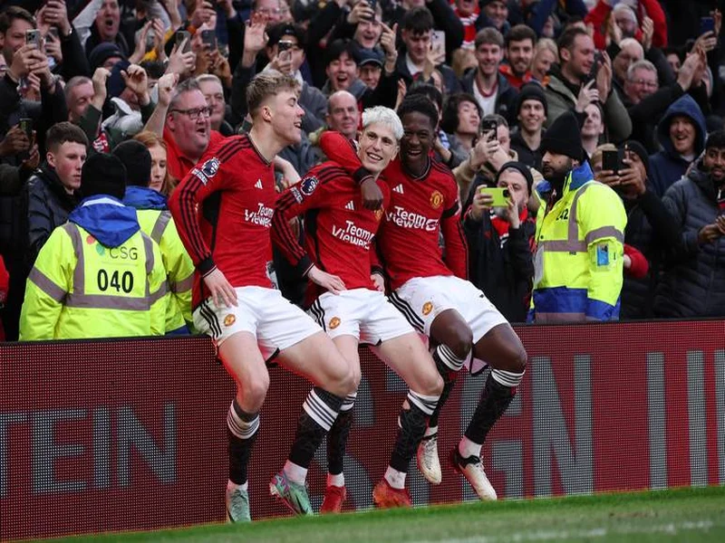 TA:曼联明夏将评估梅努、乌加特两人情况,中场可能大换血