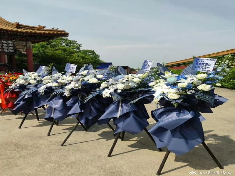 纪念慕尼黑空难68周年,弗兰克和卡里克在赛前敬献花圈